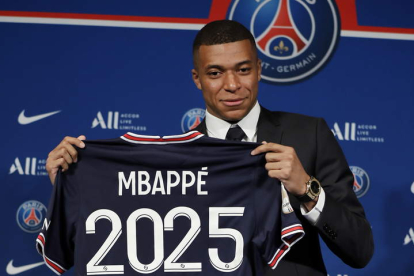 Kylian Mbappé muestra la camiseta que representa la renovación de la estrella francesa hasta 2025. CHRISTOPHE PETIT TESSON