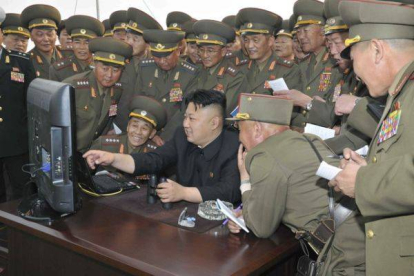 Kim Jong-un observa una pantalla de ordenador rodeado de militares, el pasado abril.