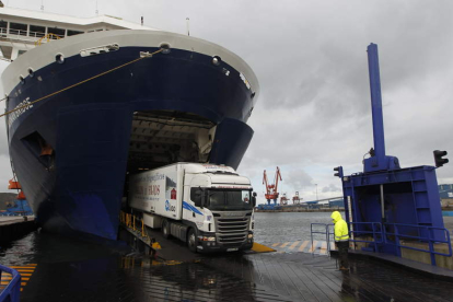 El buque Norman Asturias realiza el trayecto Gijón-Nantes tres veces por semana y aumentó el tráfico de camiones con mercancías un 35% desde su apertura.
