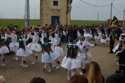 Arriba y a la izquierda el grupo de danzas de Pobladura; a la derecha el de Las Lindes de Suances, durante la procesión de ayer. MEDINA
