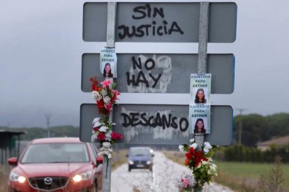 Pintadas en la localidad vallisoletana de Traspinedo para pedir justicia y para apoyar a la familia de Esther López. NACHO GALLEGO