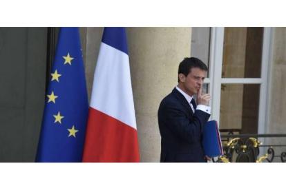 El primer ministro Manuel Valls sale del Elíseo, este miércoles.