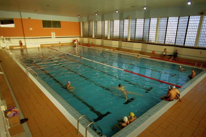 La piscina cubierta del Hispánico es la más veterana de las instalaciones de León. JESÚS F. SALVADORES