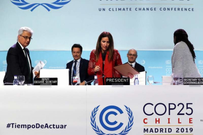 La ministra de Medio Ambiente de Chile y presidenta de la COP25, Carolina Schmidt (c).
