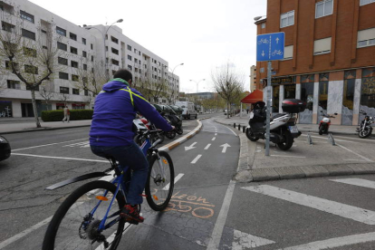 La revisión del plan de movilidad pasa por más protagonismo para peatones y bicicletas en la ciudad de forma adecuada.