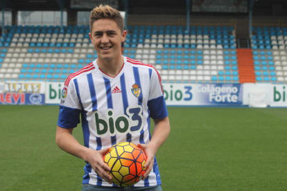 Raíllo posó en El Toralín con la camiseta de la Deportiva, en la que lucirá el dorsal 24, el mismo que tenía en el Espanyol.