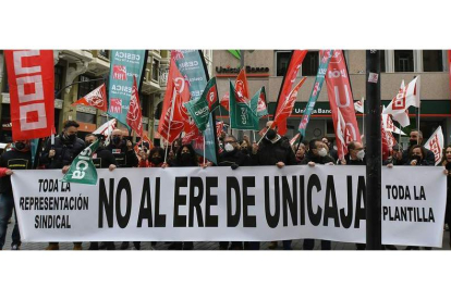 La plantilla de Unicaja en León se concentró ayer frente a la sucursal de Ordoño para protestar por el ERE. CASARES