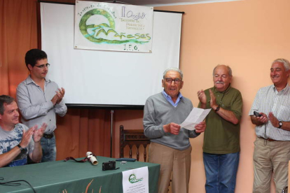 Salvador González, título en mano, entre miembros del Instituto de Estudios Omañeses ayer en Murias de Paredes.