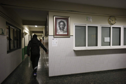 Un estudiante en los pasillos del instituto Juan del Enzina