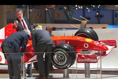 Un grupo de periodistas observan el último monoplaza de la escudería Ferrari.