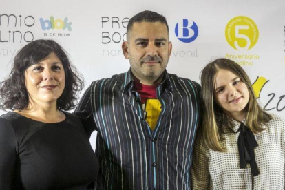 Los ganadores de los premios Boolino: de izquierda a derecha, Eva Moreno, Canizales y Rebeca Álvarez.