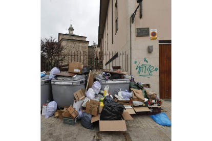 Denuncian que se lleva la basura del centro a los barrios. L. DE LA MATA