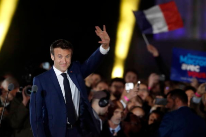 Emmanuel Macron celebra su victoria en las elecciones de Francia. GUILLAUME HORCAJUELO