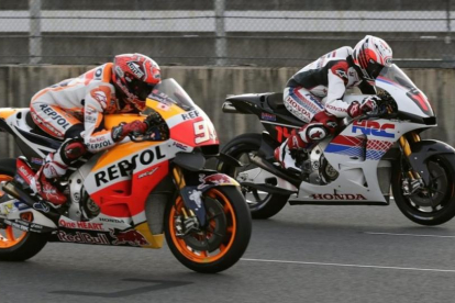 Marc Márquez y Fernando Alonso, con la Honda de MotoGP.