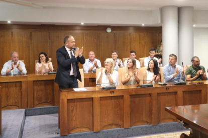 El presidente y los consejeros del PSOE, durante el pleno de toma de posesión. ANA F. BARREDO
