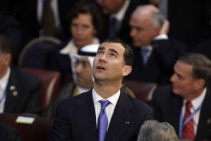 El príncipe Felipe reacciona ante el terremoto de ayer.