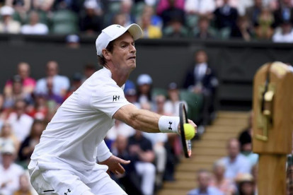 El tenista británico Andy Murray devuelve una bola al kazajo Alexander Bublik durante el partido de primera ronda del torneo de Wimbledon