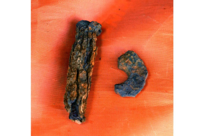 Un clavo y una arandela, posiblemente de los siglos I al III d. C. JOSÉ MARÍA ESPÍ DUEÑAS