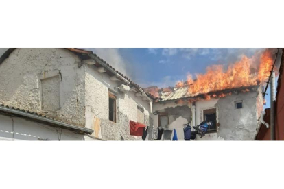 El fuego ha alcanzado una vivienda. AYUNTAMIENTO DE LEÓN