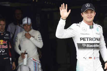 El piloto alemán Nico Rosberg saluda después de conseguir la 'pole' en el Gran Premio de Hungría.