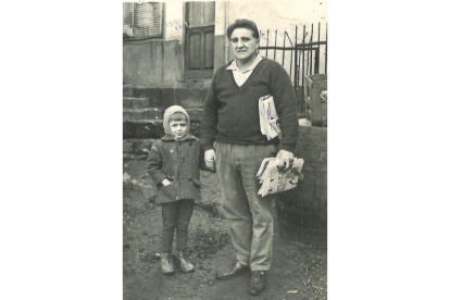 Manuel Fernández Villatoro, junto a su padre Manuel Fernández Fernández, durante su infancia en Torre del Bierzo. DL