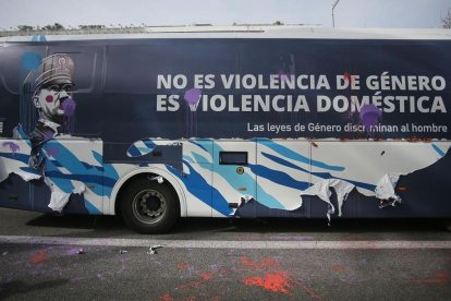 Un autocar de Hazte oír contra las que consideran feminazis en el que puede leerse la leyenda No es violencia de género. Es violencia doméstica.