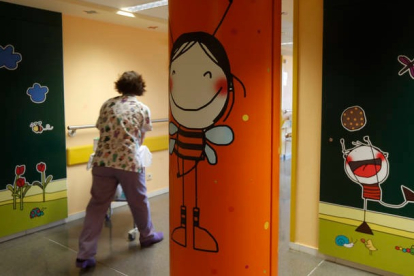 La planta de Pediatría del Hospital de León ha recibido un aluvión de niños con bronquiolitis. JESÚS F. SALVADORES