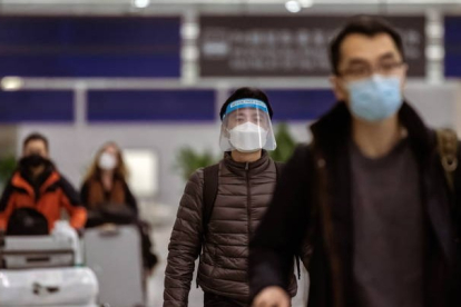 Las personas en el Aeropuerto Internacional de Pudong, en Shanghái, China. ALEX PLAVESKI
