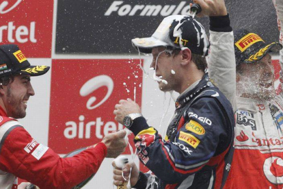 Vettel y Alonso se tiran champán en lo alto del podio.