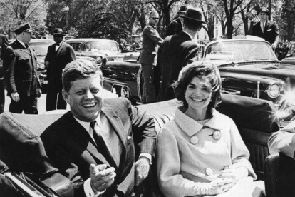 John y Jackie Kennedy, en el coche oficial en Washington, en mayo de 1961.