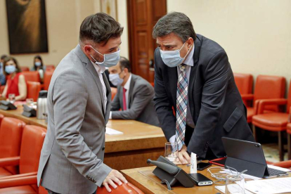 Gabriel Rufián y Aitor Esteban departen en el Congreso tras conocerse la noticia. EMILIO NARANJO