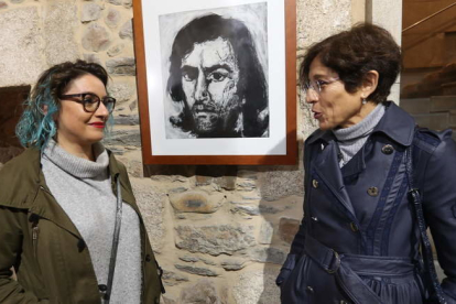 Nuria Ruiz, hija del pintor, ayer en el Museo del Bierzo junto a la concejala Concepción de Vega. LDM