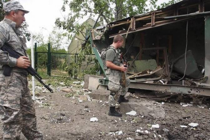 Rebeldes prorrusos patrullan en la localidad de Stanitsa Luganskaya