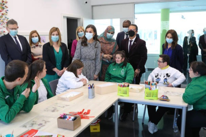 La reina Letizia visita un centro de atención para personas con enfermedades poco frecuentes y sin diagnóstico en Petrer (Alicante). JOSÉ JIMÉNEZ