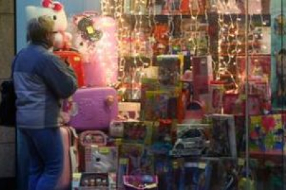 Una mujer contempla frente al escaparate de una juguetería los artículos de regalo, ayer en Ponferra