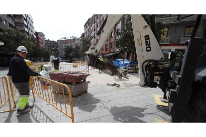 Imagen de esta semana de los retoques de las obras en la céntrica plaza ponferradina.
