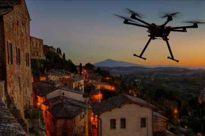 La silueta de un dron volando por una localidad europea.