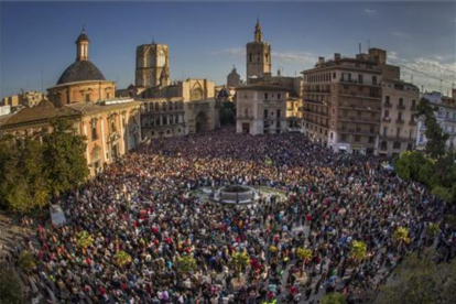 Concentración en apoyo a las víctimas del accidente del metro de València, en la plaza de la Virgen, en el 2013.