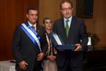 Chamorro recoge la placa en representación del Ayuntamiento de manos de Isidro de Celis