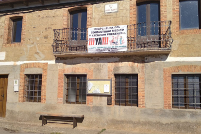 Pancarta reivindicativa en Val de San Román. DL