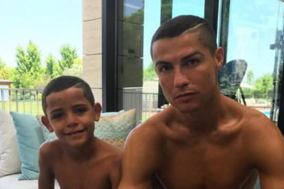 Cristiano Ronaldo posa con su hijo, Cristiano Ronaldo Jr.