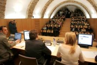 El alcalde, en el centro de espaldas, informó ayer a los agentes sociales en el Museo de la Radio