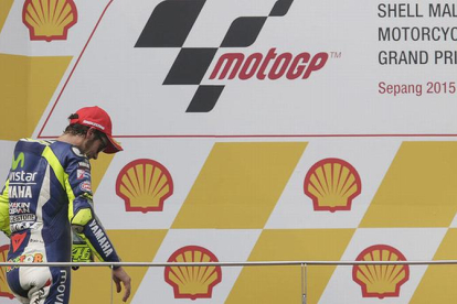 Valentino Rossi se dirige al podio de Sepang, tras acabar segundo el GP de Malasia.