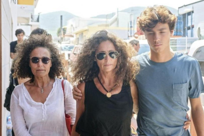 Belinda Alonso, en el centro, y su hijo Hugo Nieto, a su llegada al tanatorio de Eivissa.