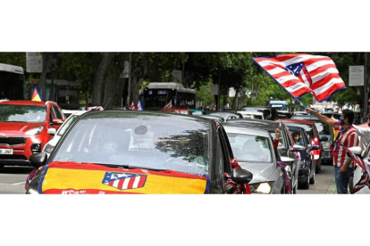 Cientos de vehículos con aficionados del Atlético recorrieron las principales calles de Madrid. V. L.