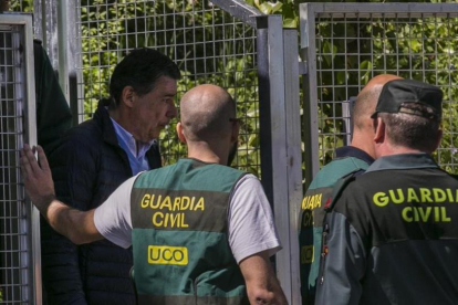 González es trasladado a la Audiencia Nacional para prestar declaración ante el juez.