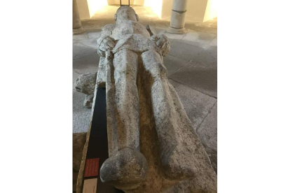 Sepulcro de Fernando Quiroga de Losada, custodiado también en el sótano del Museo de los Caminos. Es del siglo XVI, de granito, y procede de la parte gallega de la diócesis, en concreto de Puebla de Trives (Orense).