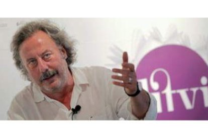 El escritor leonés participó en el segundo Encuentro de Literatura de Viajes celebrado en Santiago.