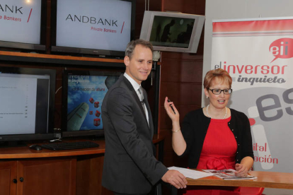 Alex Fusté y María Jesús Soto, durante el encuentro que mantuvieron ayer con inversores en la sede de Andbank. SECUNDINO PÉREZ