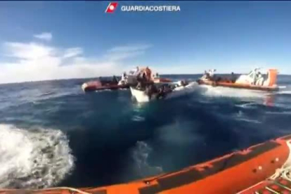 La guardia costera italiana confirma la muerte de ocho personas en el mar.